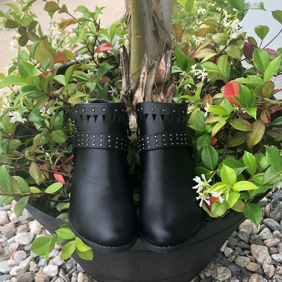 Sale!! Edgy studded black booties with low chunky - Picture 4 of 7